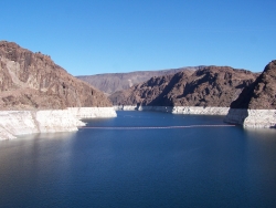 I segni del calo del livello dell'acqua a Lake Mead
